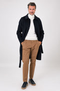 Cappotto double blu navy con maniche raglan e cintura, indossato aperto, vista frontale