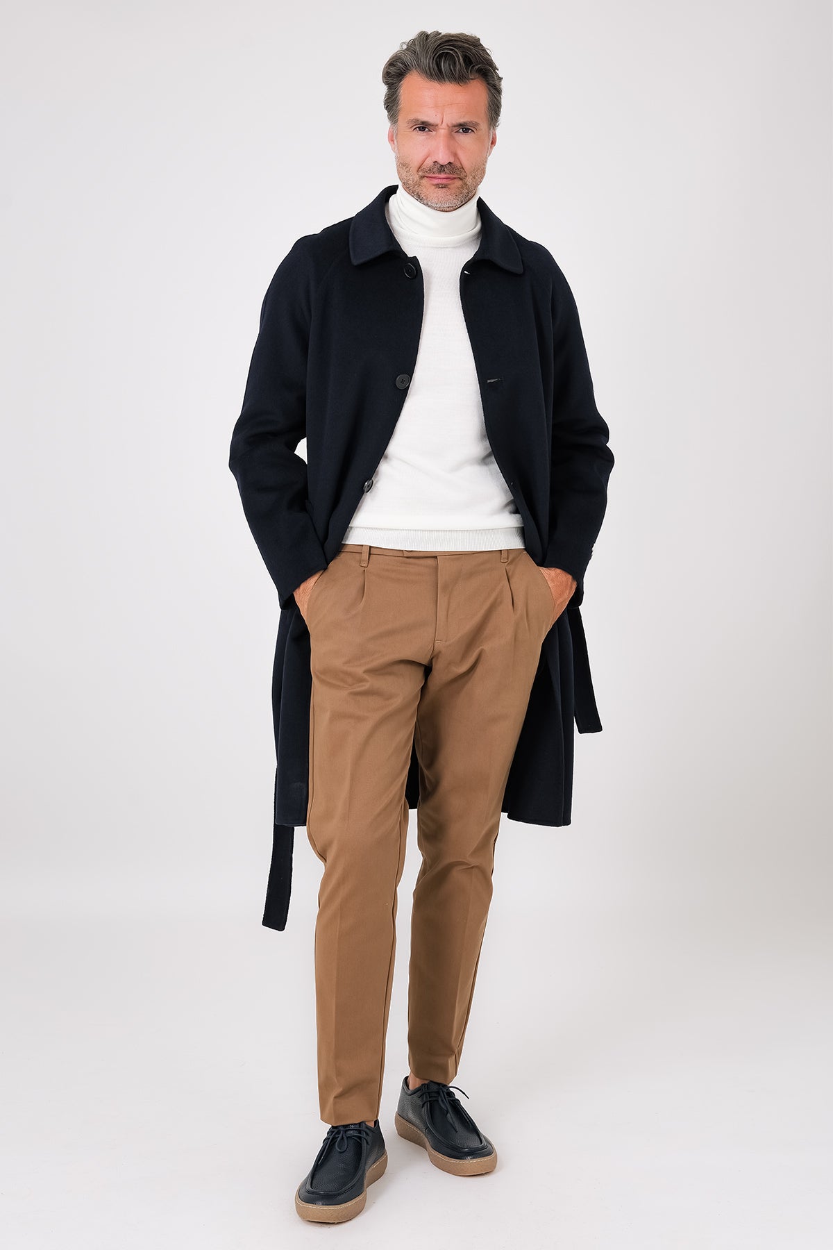 Cappotto double blu navy con maniche raglan e cintura, indossato aperto, vista frontale