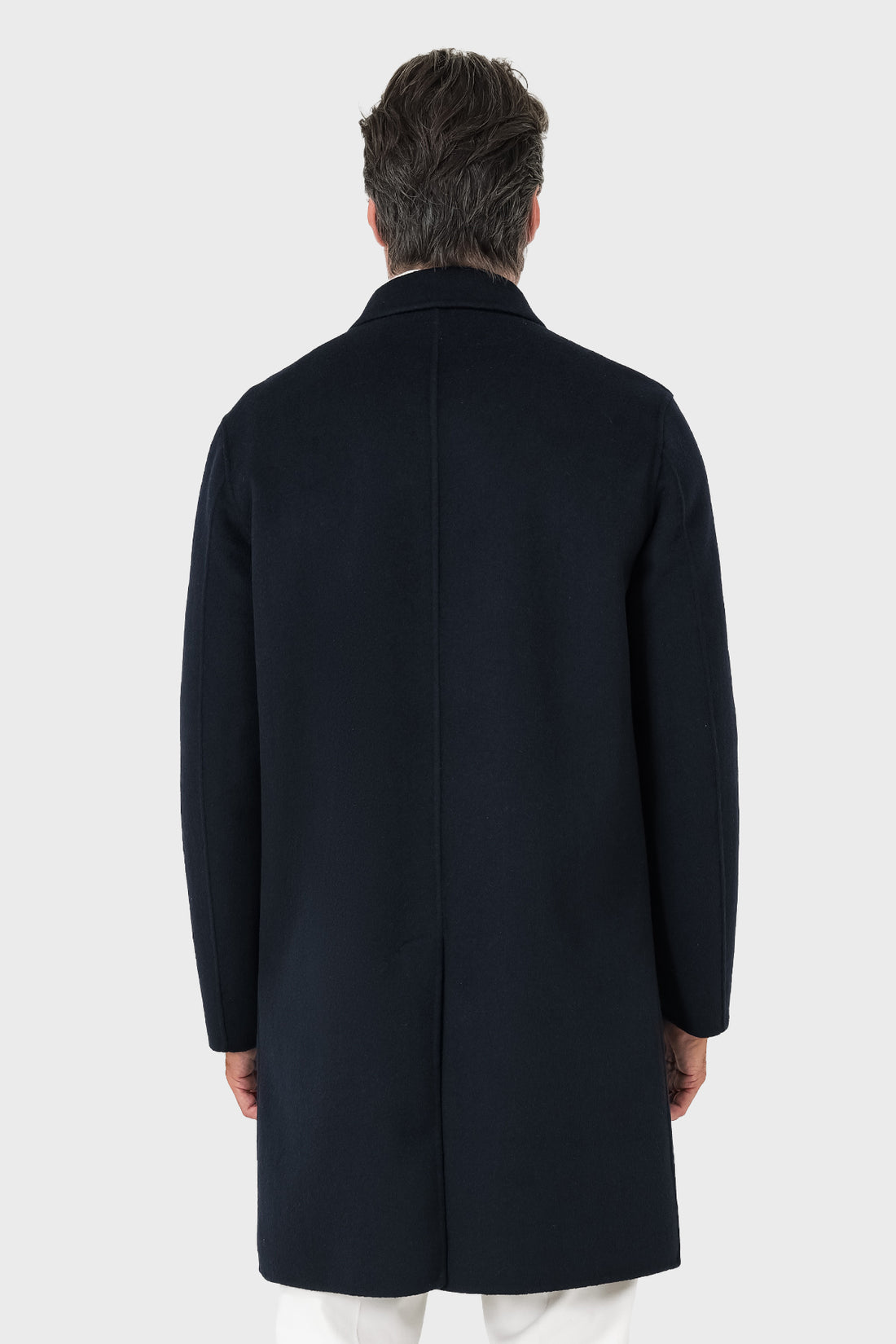 Vista frontale del cappotto blu navy con collo a camicia e bottoni a vista, indossato