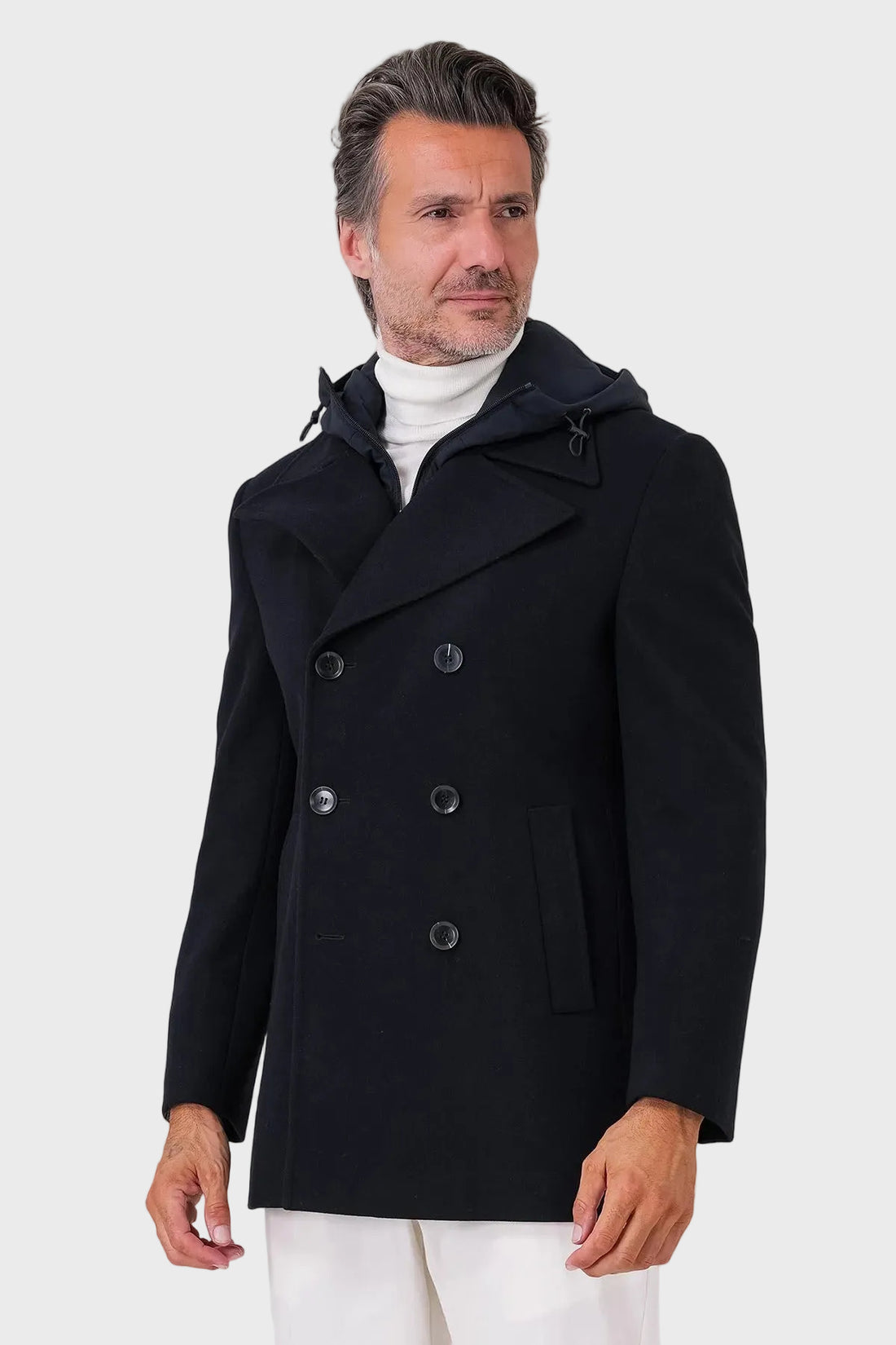 Cappotto lupo di mare blu navy con pettorina e cappuccio, vista frontale su modello