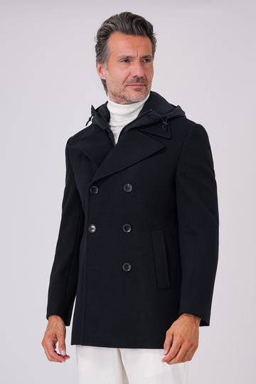 Cappotto lupo di mare blu navy con pettorina e cappuccio, vista frontale su modello