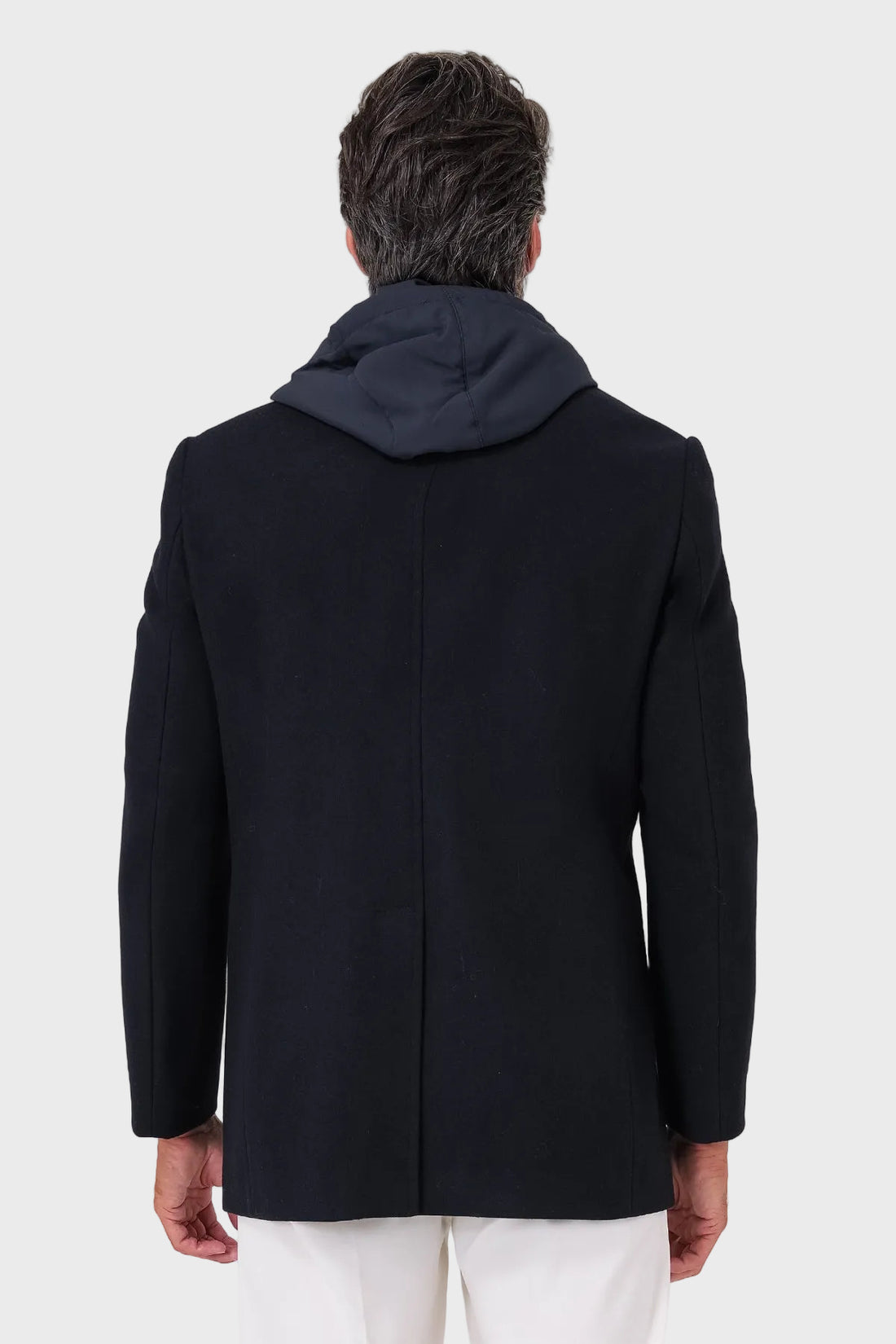 Cappotto lupo di mare blu navy con pettorina e cappuccio, vista frontale su modello