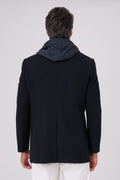 Vista posteriore del cappotto lupo di mare blu navy indossato con cappuccio sulle spalle
