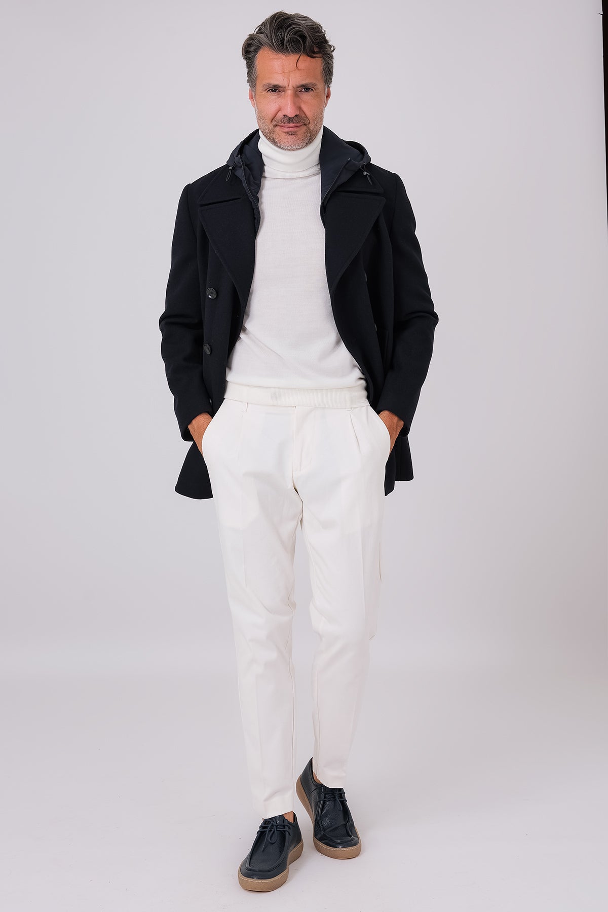 Cappotto lupo di mare blu navy con pettorina staccabile indossato, vista frontale