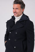 Cappotto lupo di mare blu navy a doppio petto indossato, con pettorina e cappuccio, vista frontale a mezzo busto