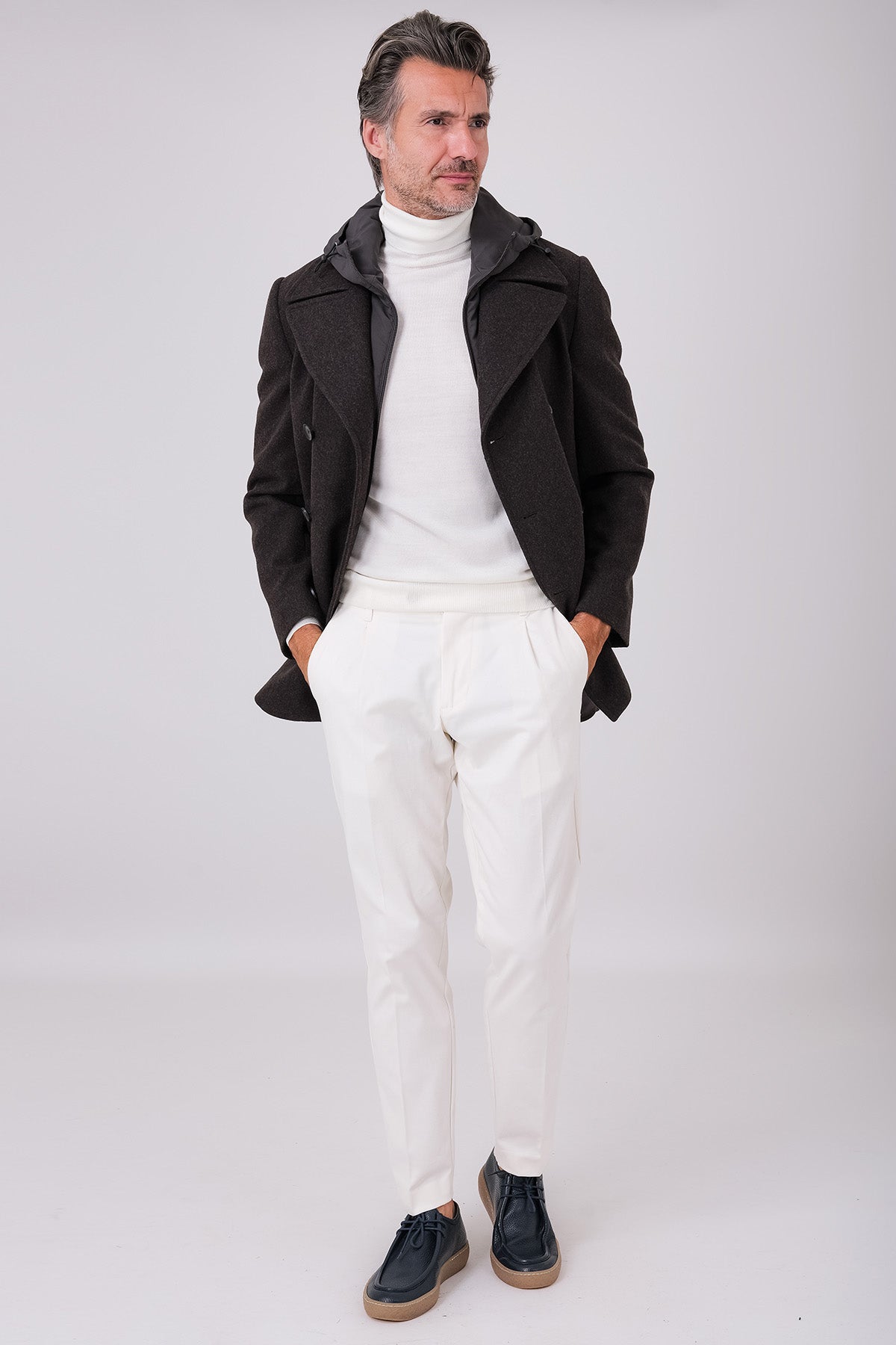 Cappotto lupo di mare color moro con pettorina staccabile indossato, vista frontale