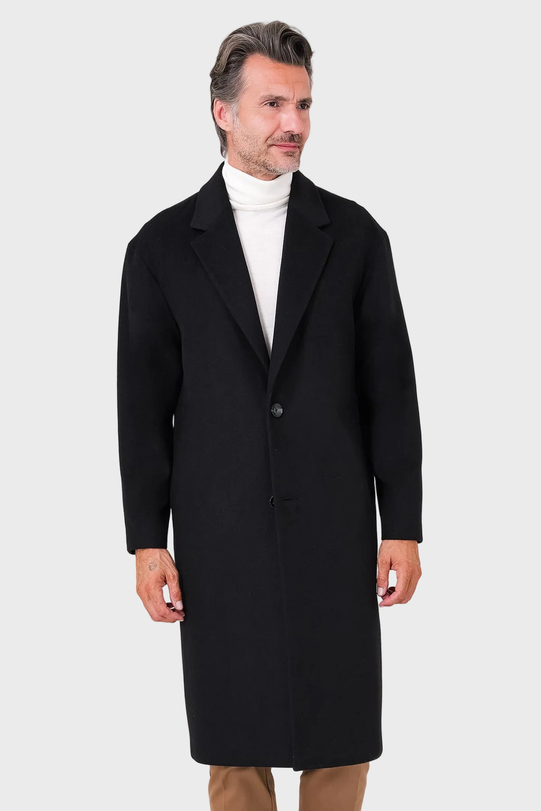 Cappotto over nero monopetto con giromanica sceso indossato, vista frontale