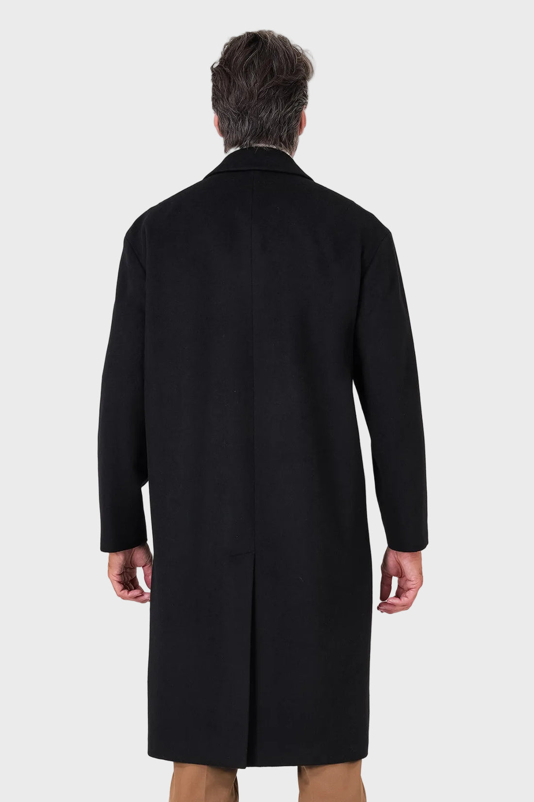 Cappotto over nero monopetto con giromanica sceso indossato, vista frontale