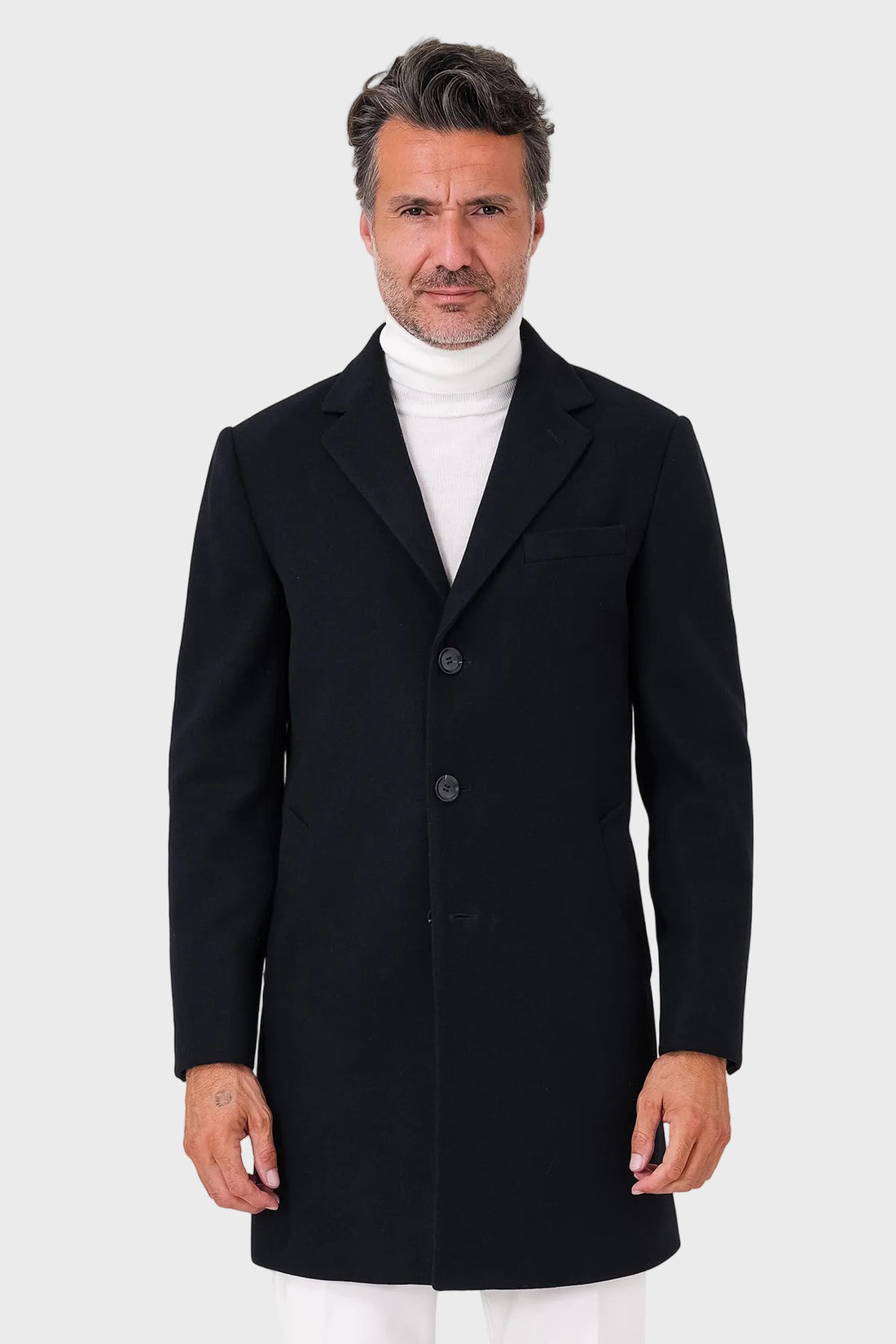 Cappotto blu navy a tre bottoni in misto lana indossato da uomo, vista frontale