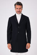Cappotto blu navy a tre bottoni in misto lana indossato da uomo, vista frontale