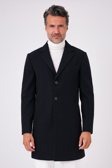 Cappotto blu navy a tre bottoni in misto lana indossato da uomo, vista frontale