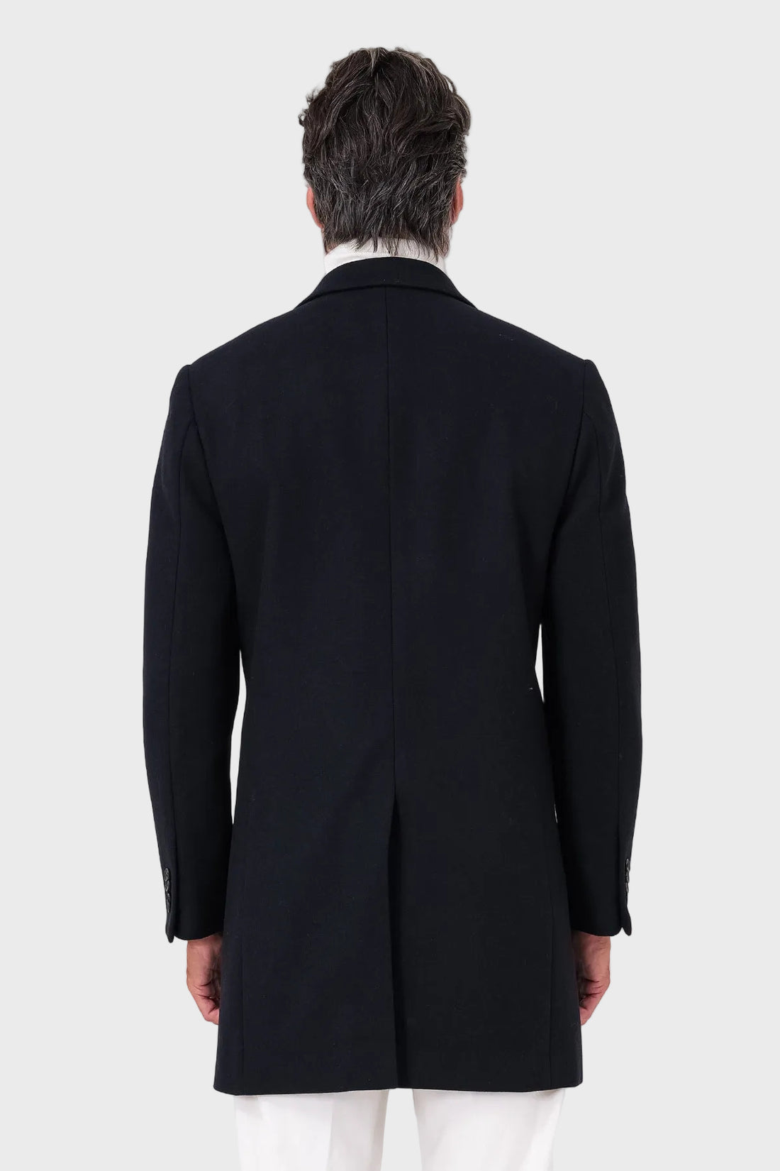 Cappotto blu navy a tre bottoni in misto lana indossato da uomo, vista frontale