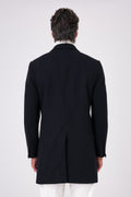 Vista posteriore del cappotto in misto lana blu navy indossato con spacco centrale