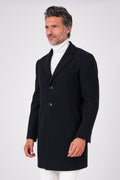 Cappotto tre bottoni blu navy in misto lana indossato, vista frontale
