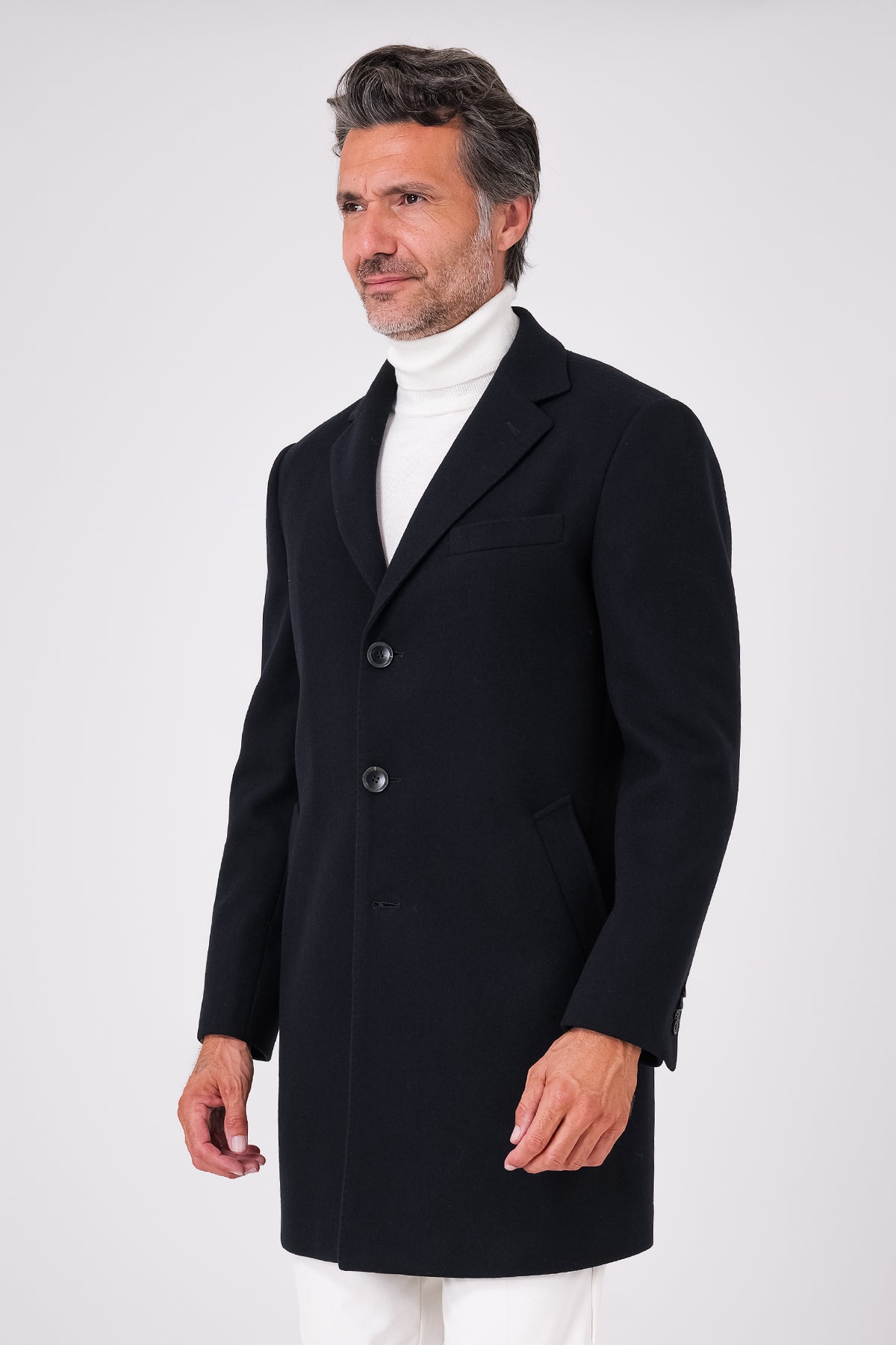 Cappotto tre bottoni blu navy in misto lana indossato, vista frontale