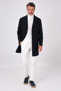 Cappotto tre bottoni blu navy in misto lana indossato, vista frontale