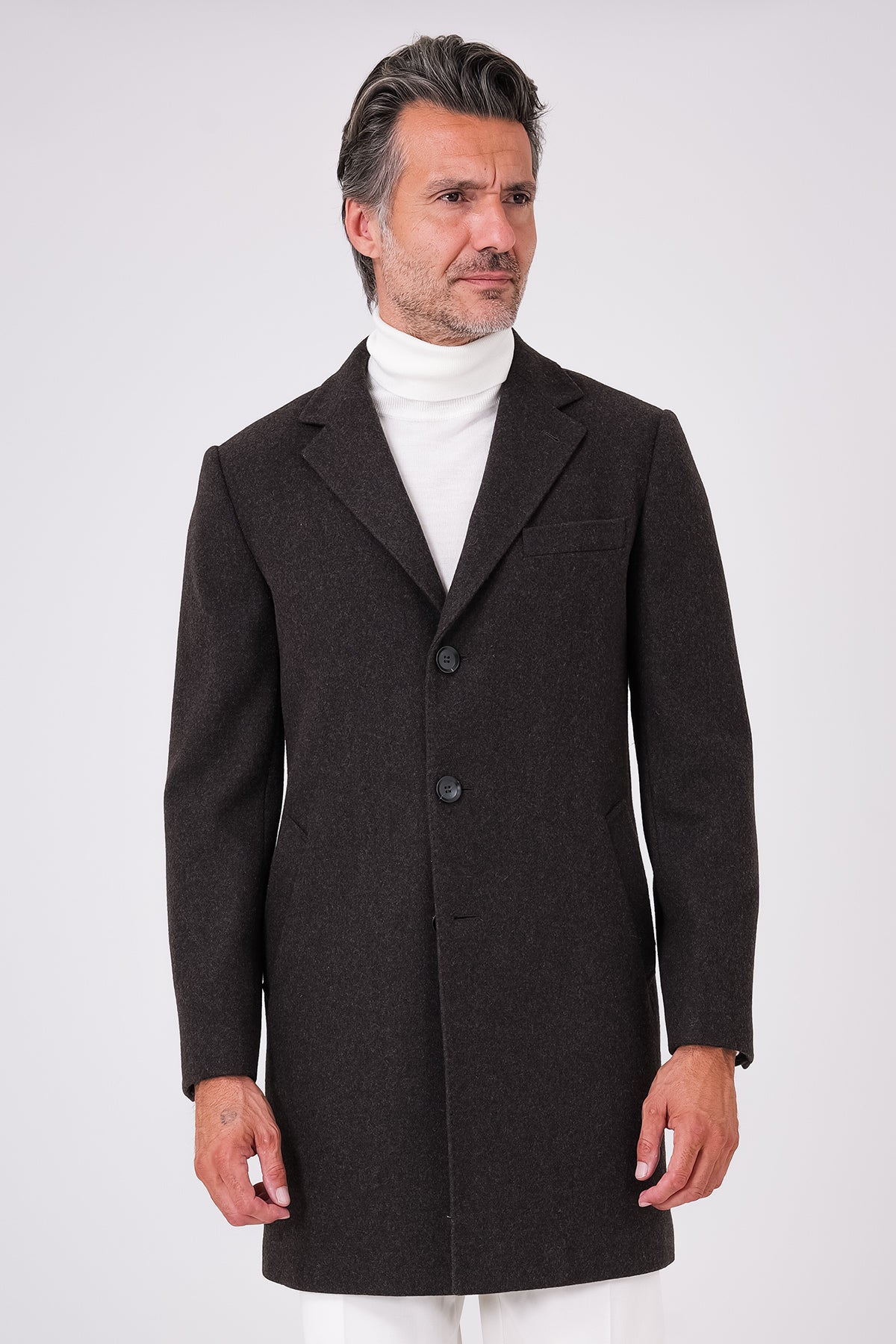 Cappotto tre bottoni moro in misto lana indossato, vista frontale