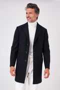 Vista frontale del cappotto in misto lana nero indossato aperto con rever classico