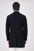 Vista posteriore del cappotto nero in misto lana indossato