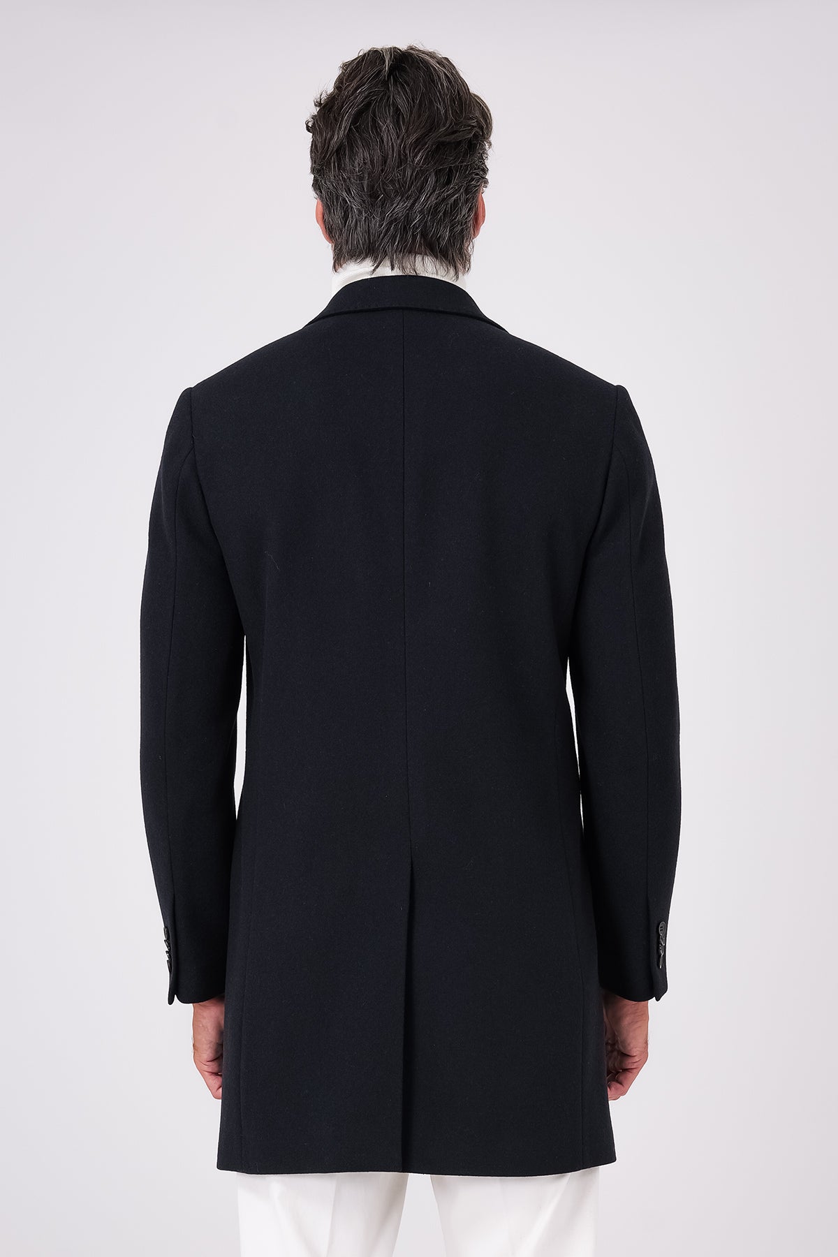 Vista posteriore del cappotto nero in misto lana indossato