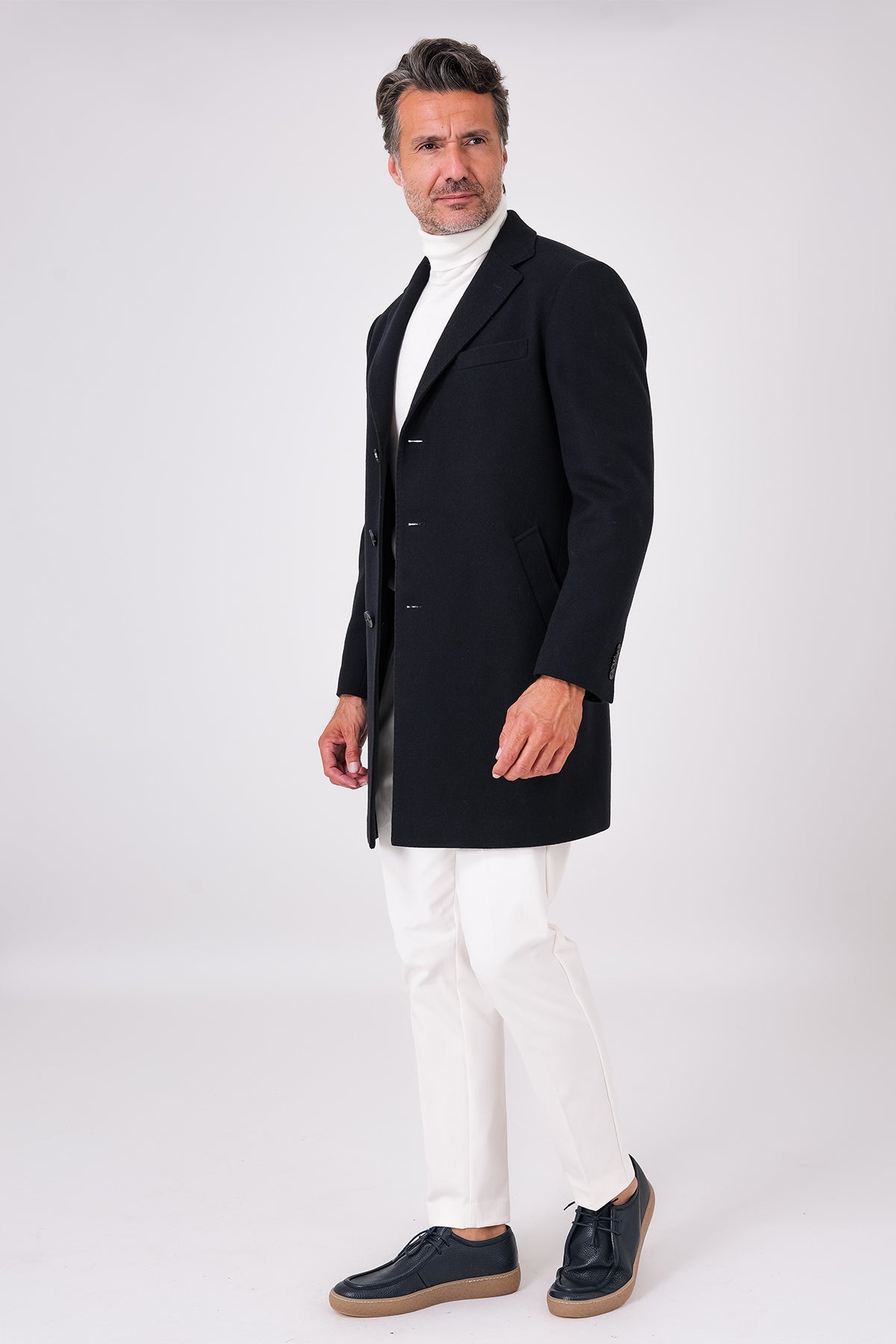 Cappotto tre bottoni nero in misto lana indossato, vista laterale