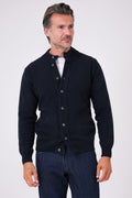 Cardigan blu in misto lana con collo alto e chiusura a bottoni, vista frontale indossata
