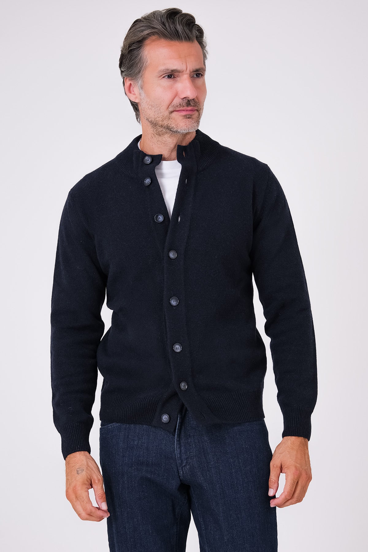 Cardigan blu in misto lana con collo alto e chiusura a bottoni, vista frontale indossata