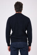 Vista posteriore del cardigan blu in misto lana indossato