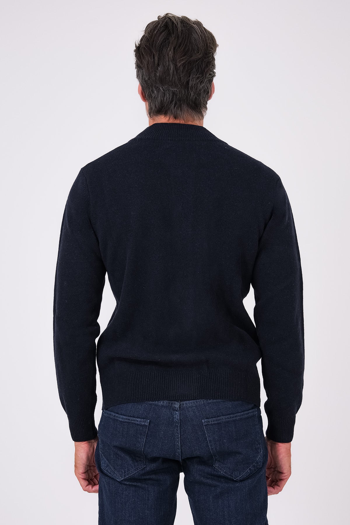 Vista posteriore del cardigan blu in misto lana indossato