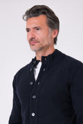 Cardigan abbottonato blu in misto lana indossato, vista frontale a mezzo busto