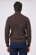 Vista posteriore del cardigan marrone in misto lana indossato