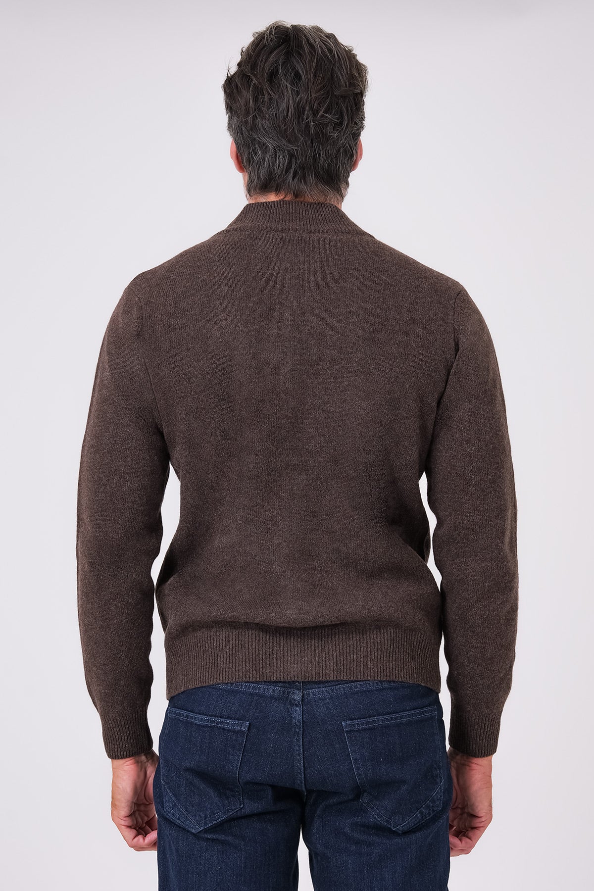 Vista posteriore del cardigan marrone in misto lana indossato