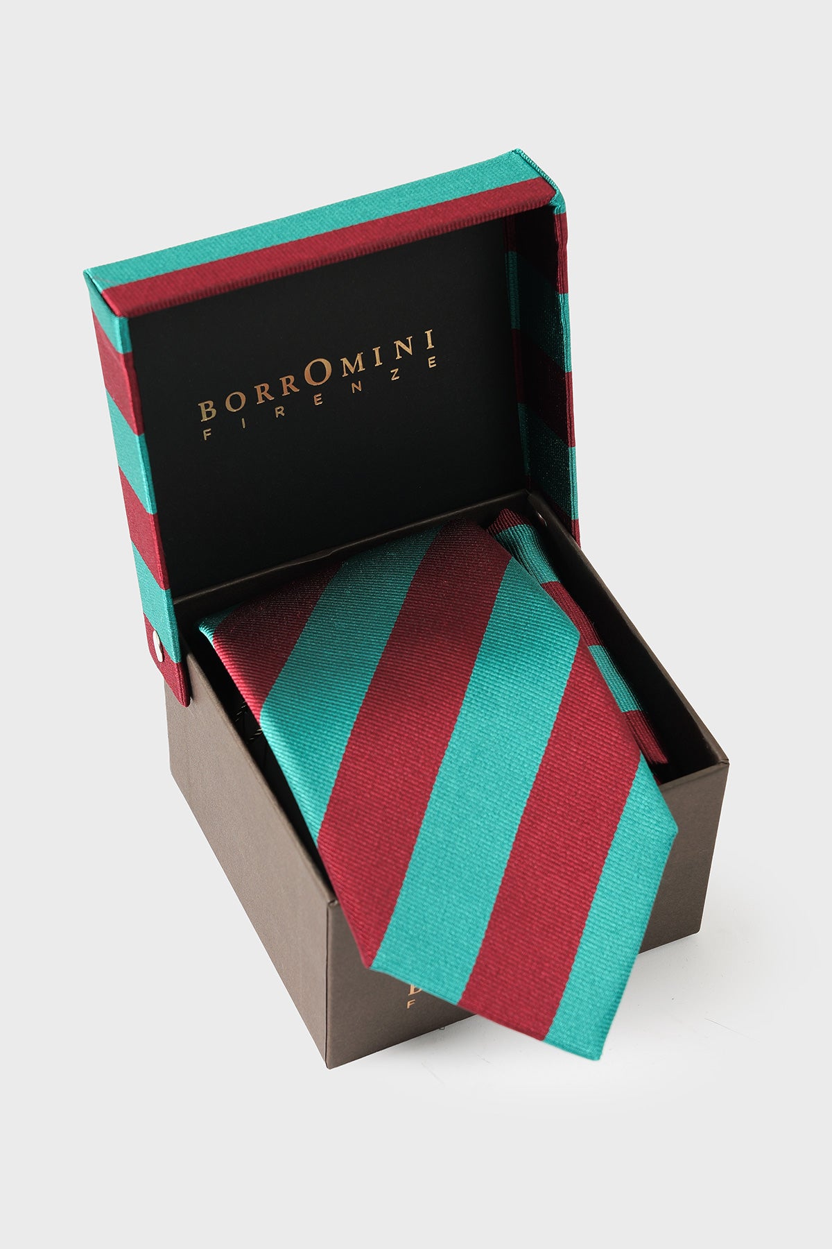 Cravatta e pochette in seta multicolore a righe nella scatola aperta