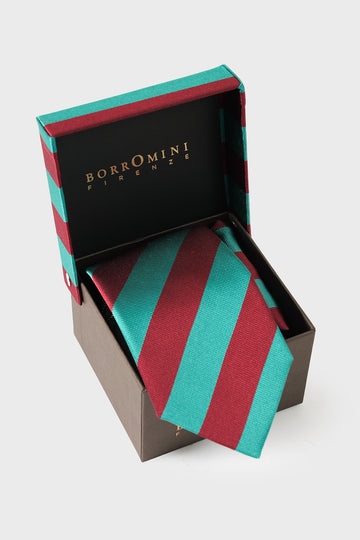 Cravatta e pochette in seta multicolore a righe nella scatola aperta