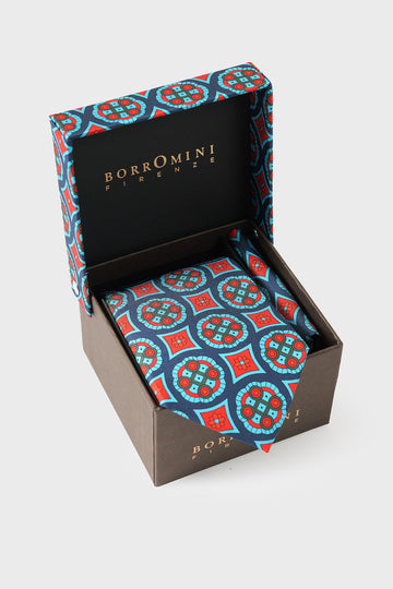 Cravatta e pochette in seta multicolore a medaglioni disposte nella scatola aperta