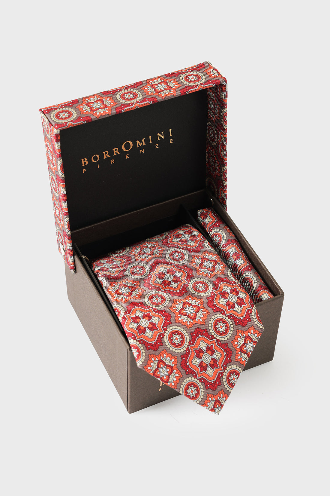 Set cravatta e pochette multicolore in pura seta all'interno della confezione aperta