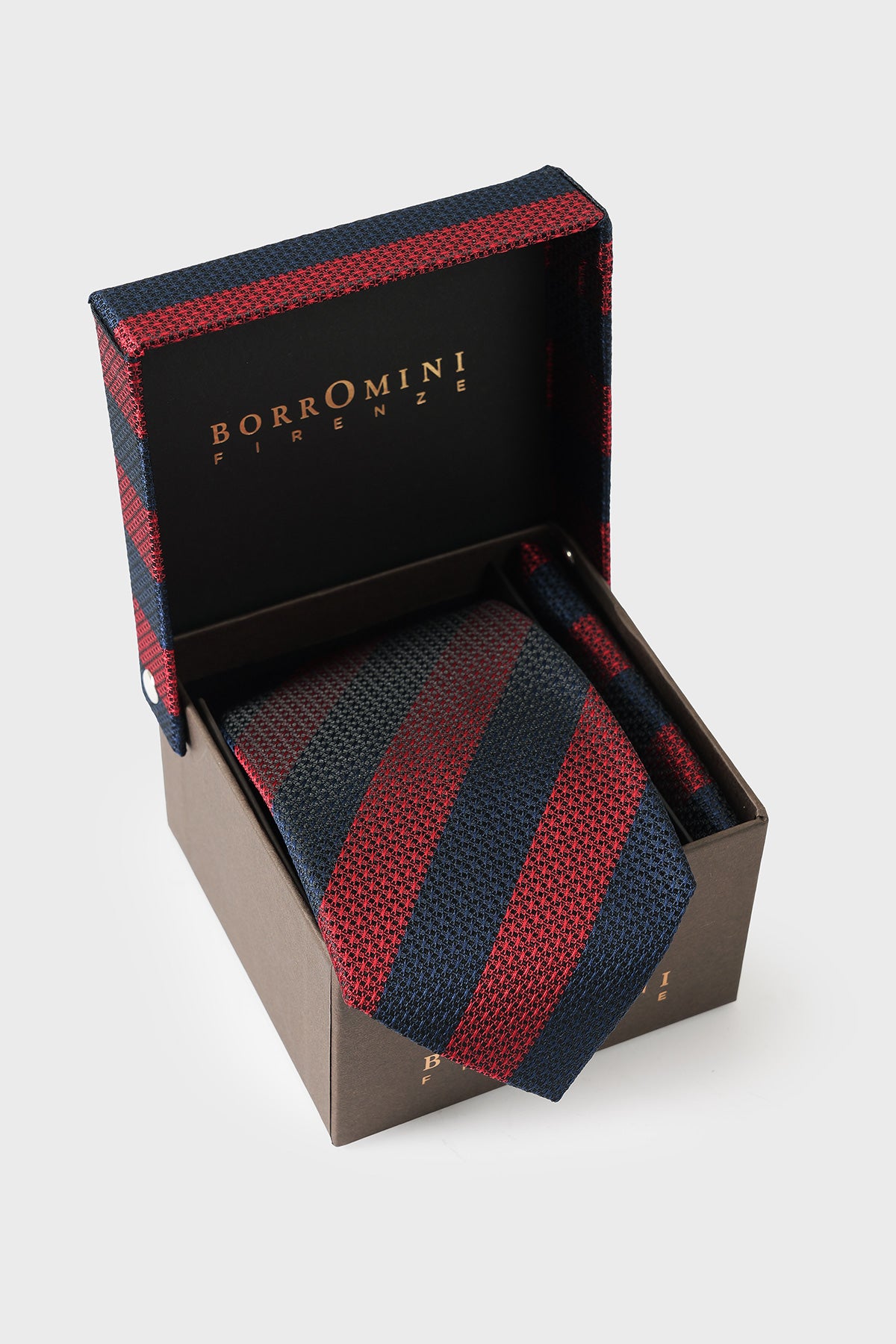 Set multicolore con cravatta a righe e pochette in seta nella scatola di presentazione