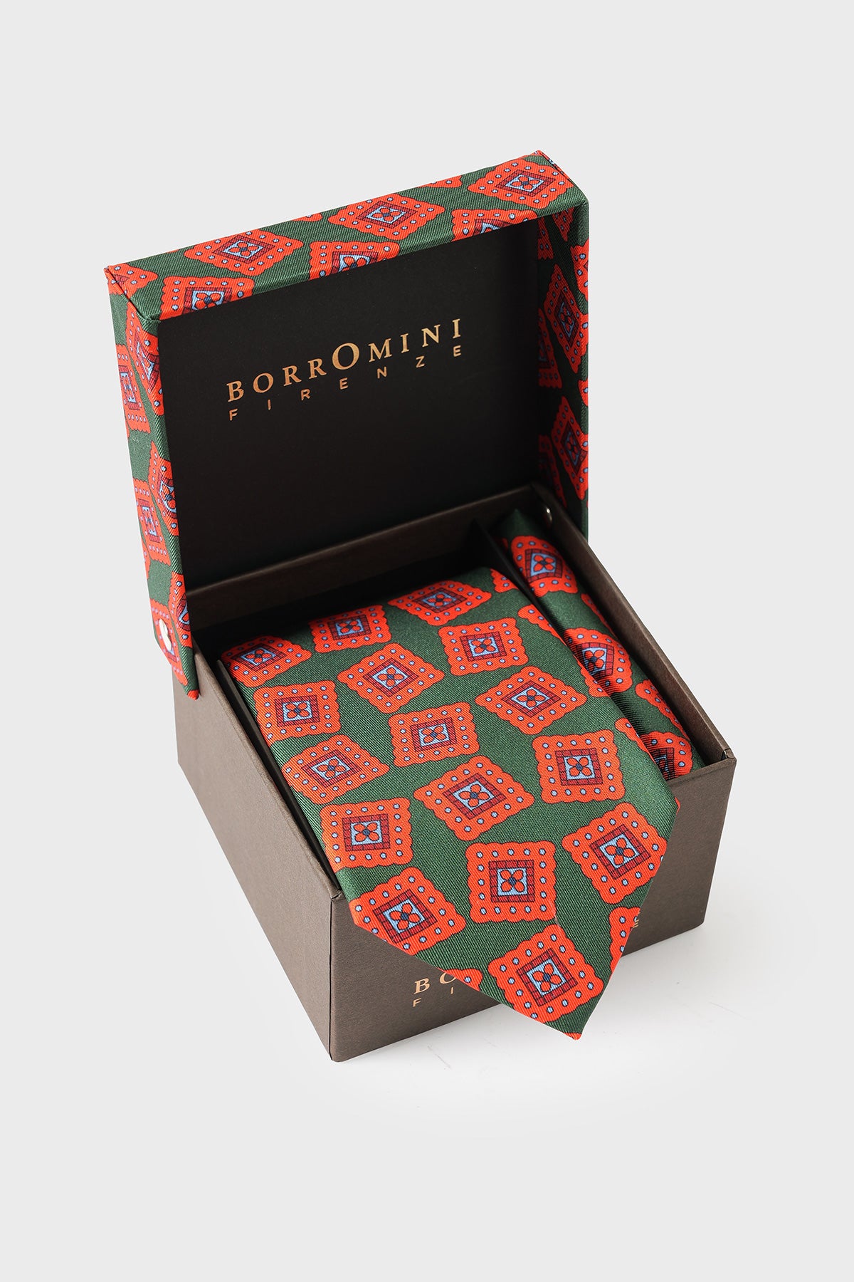 Set multicolore con cravatta e pochette in seta a motivi geometrici riposto nella confezione
