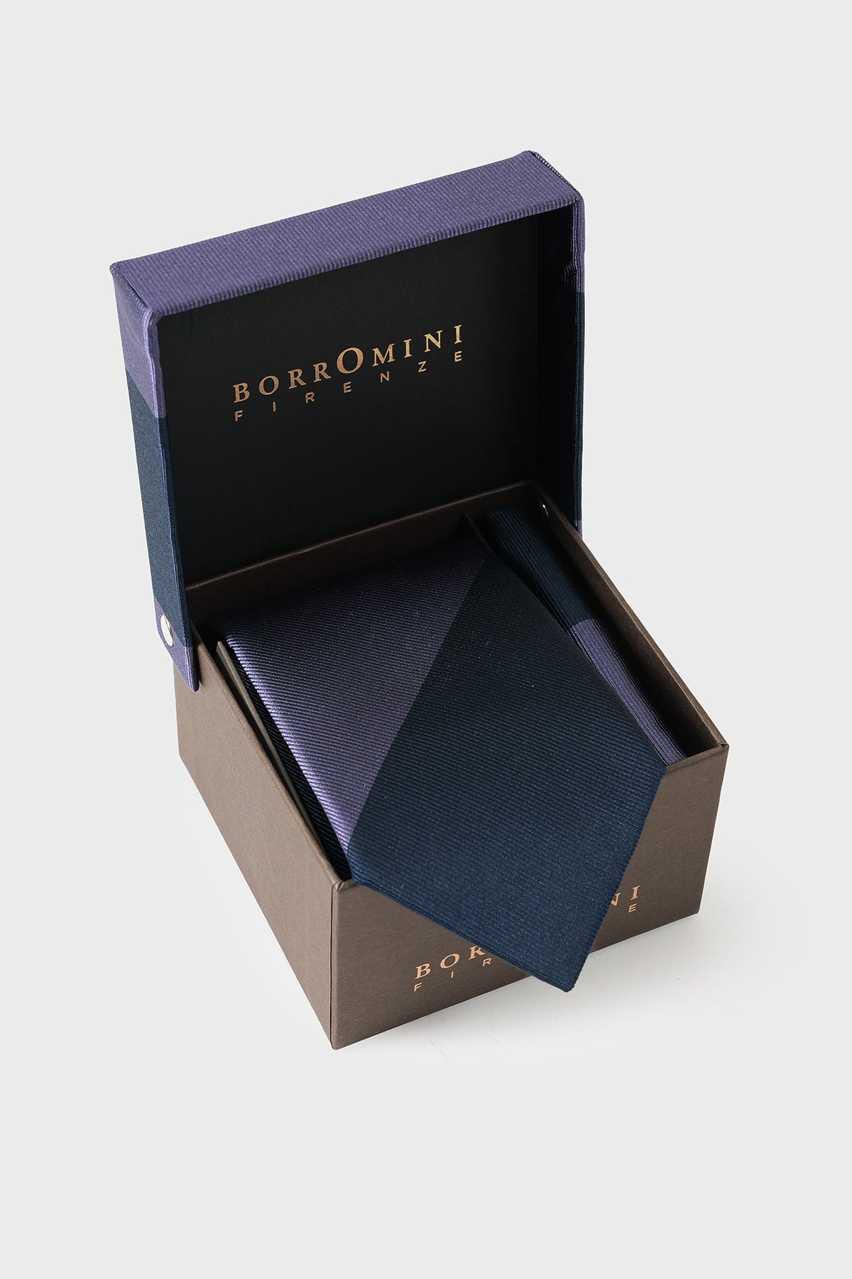 Set di cravatta e pochette in seta blu navy all'interno della scatola aperta, vista frontale