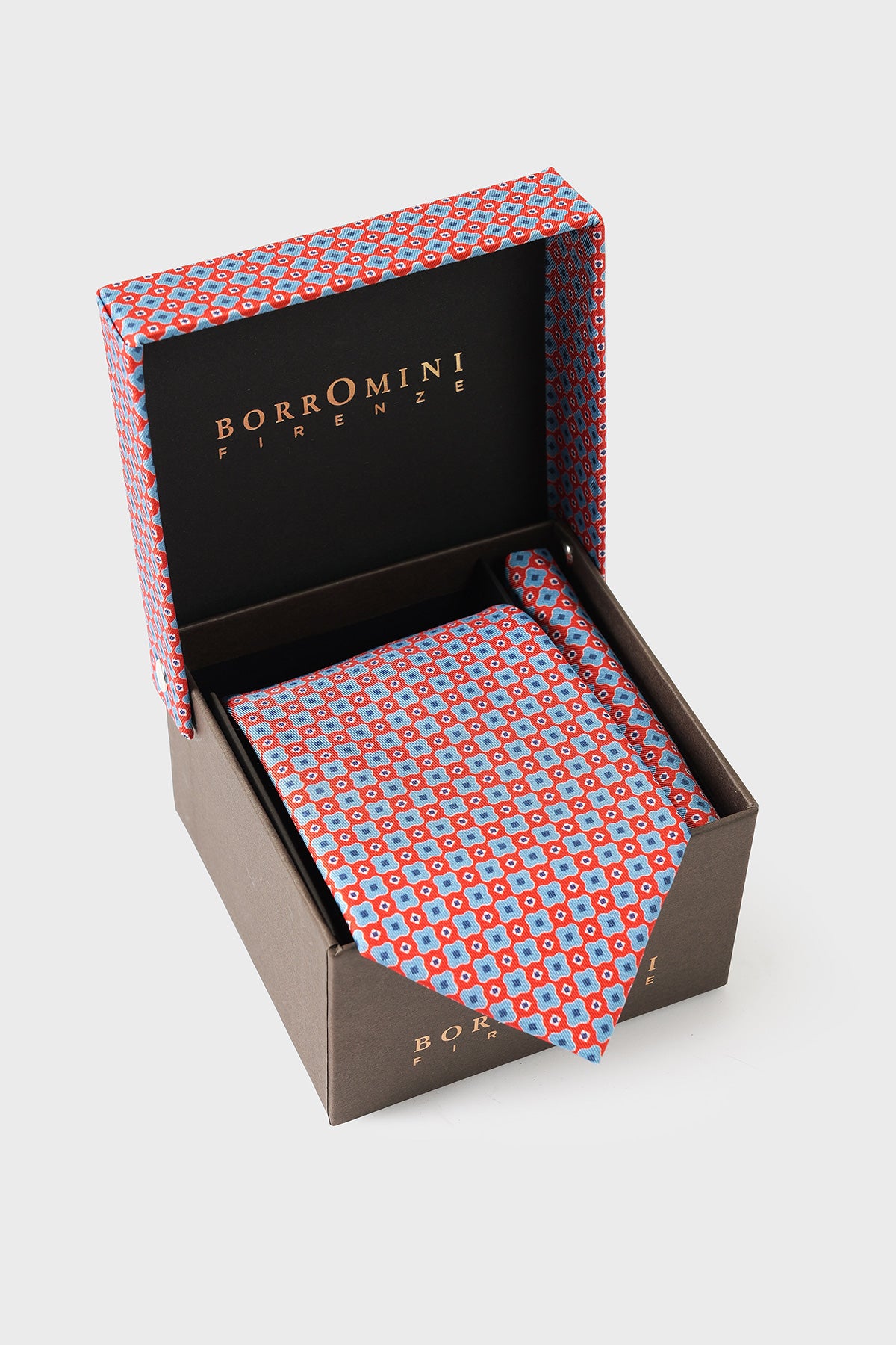 Set con cravatta e pochette multicolore in seta a motivi geometrici riposto nella confezione