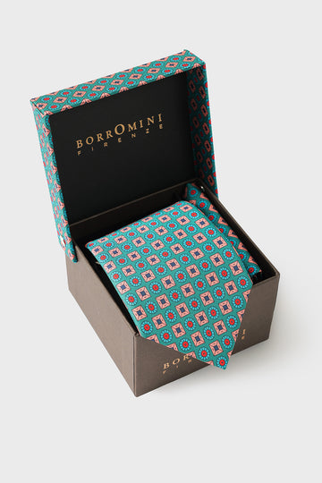 Set multicolore con cravatta e pochette in seta a motivi geometrici riposti nella scatola aperta