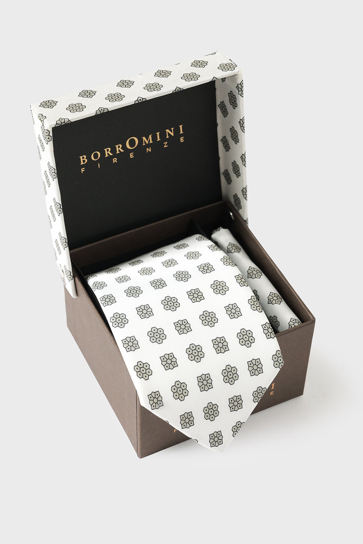Set cravatta e pochette multicolore in seta a motivi geometrici nella scatola aperta