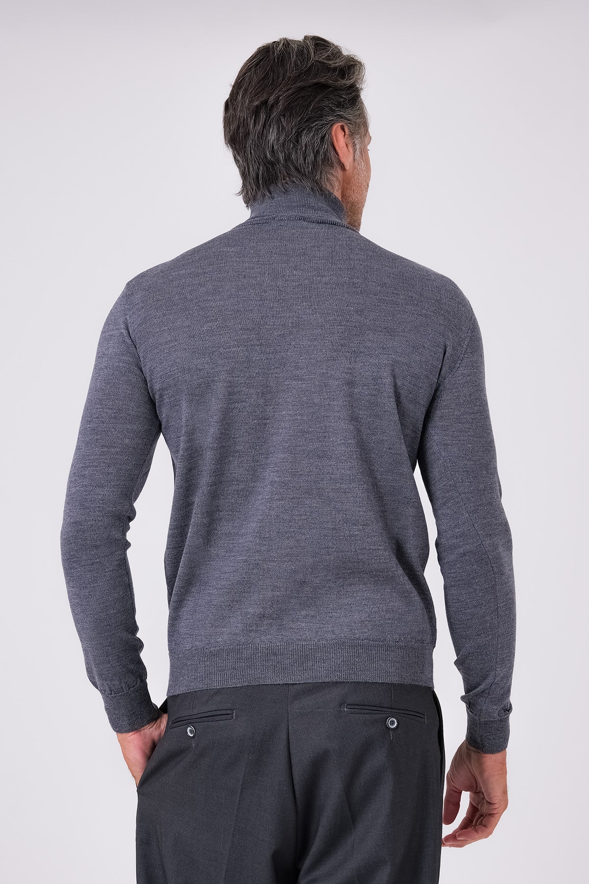 Vista posteriore del dolcevita in lana merinos color antracite indossato