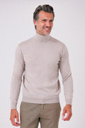 Dolcevita in pura lana merinos beige indossato, vista frontale