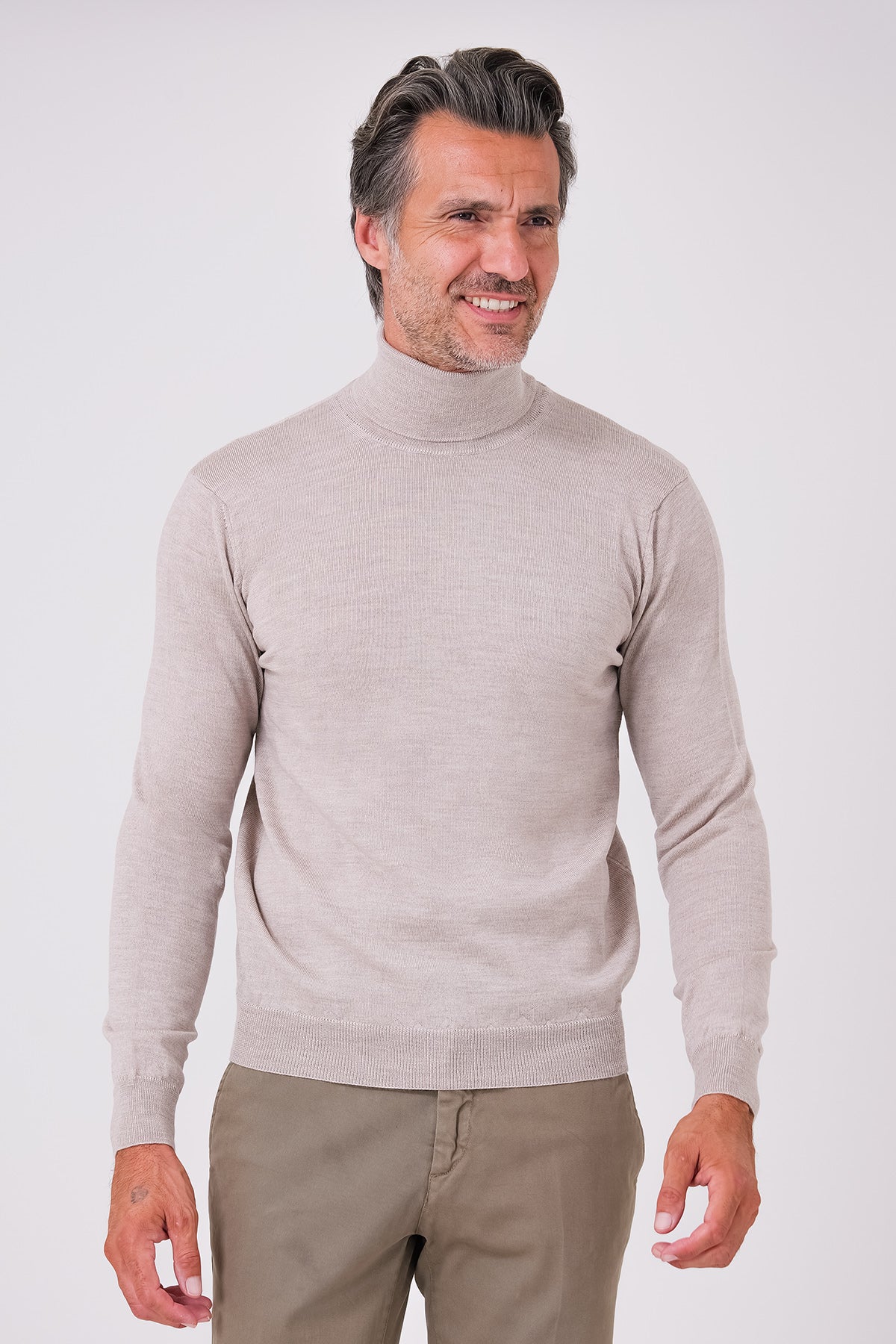 Dolcevita in pura lana merinos beige indossato, vista frontale