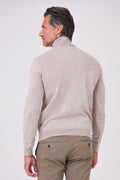Vista posteriore del dolcevita beige in lana merinos indossato