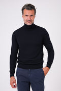 Dolcevita blu navy in lana merinos indossato da un modello, vista frontale