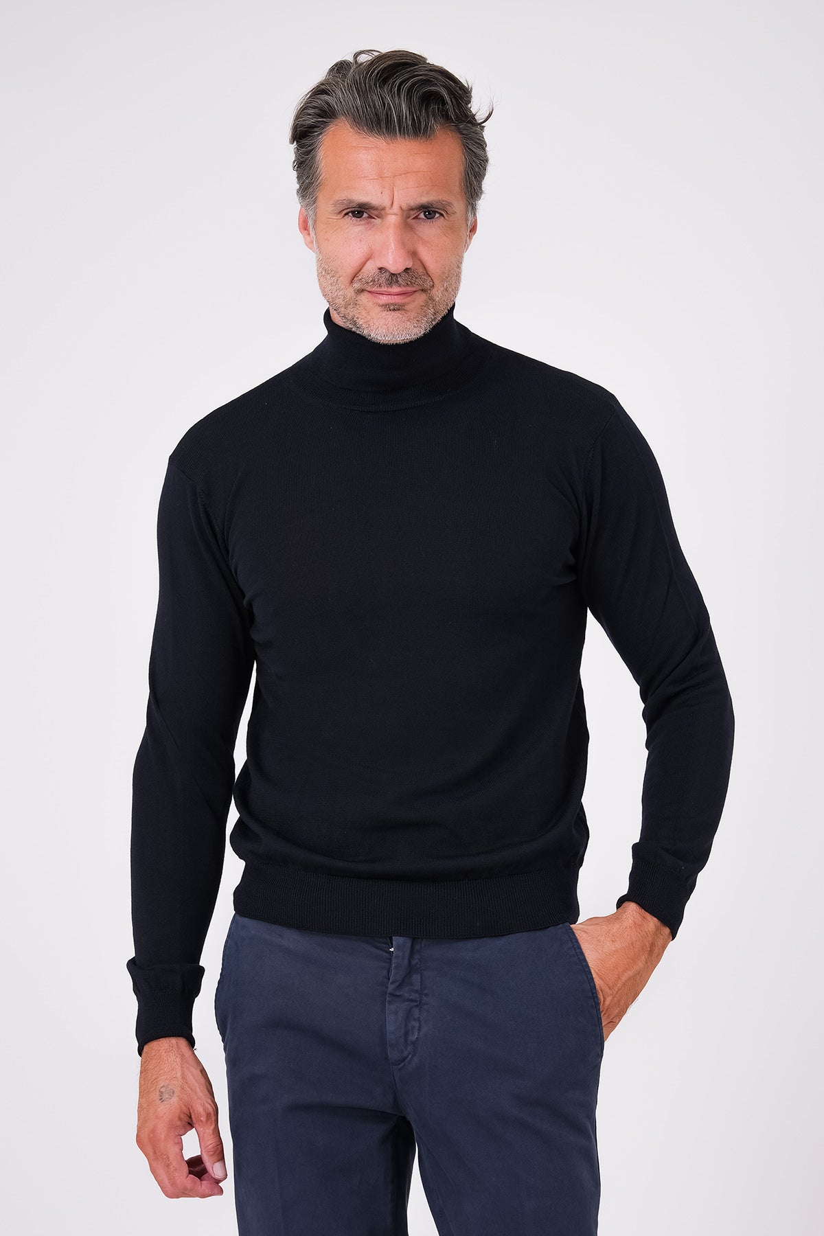 Dolcevita blu navy in lana merinos indossato da un modello, vista frontale