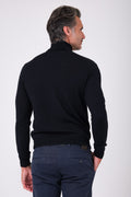 Vista posteriore del dolcevita blu navy in lana merinos indossato