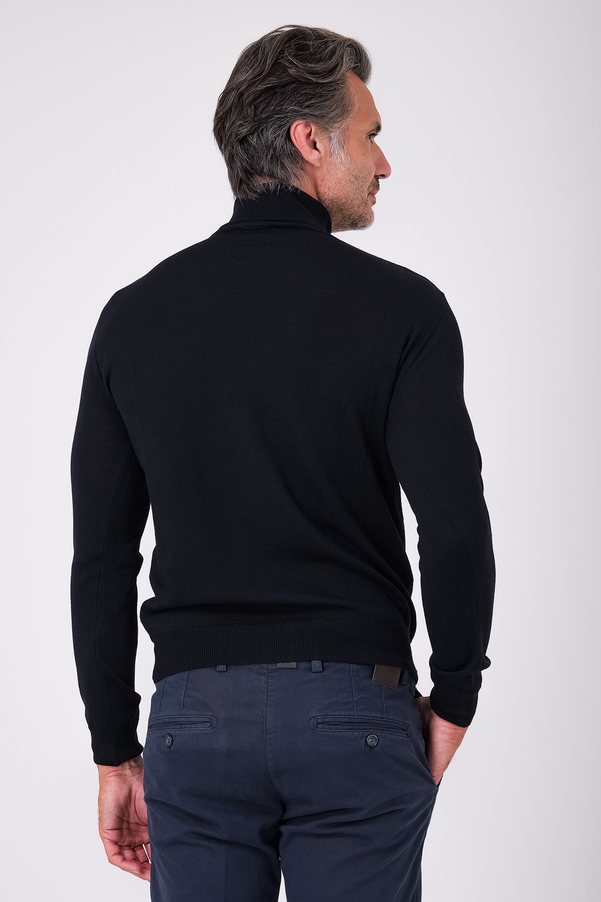 Vista posteriore del dolcevita blu navy in lana merinos indossato